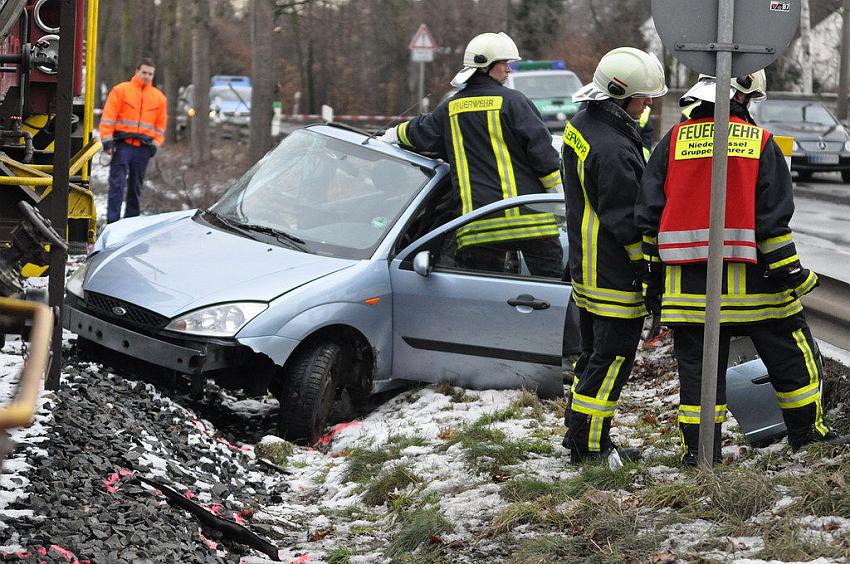 PKW gegen Zug Niederkassel Bingerstr P10.JPG